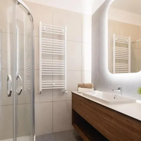 Liberty Square Deluxe * Posen