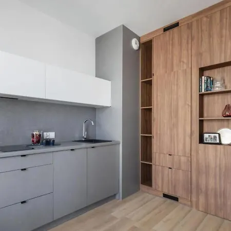 Liberty Square Deluxe Posen